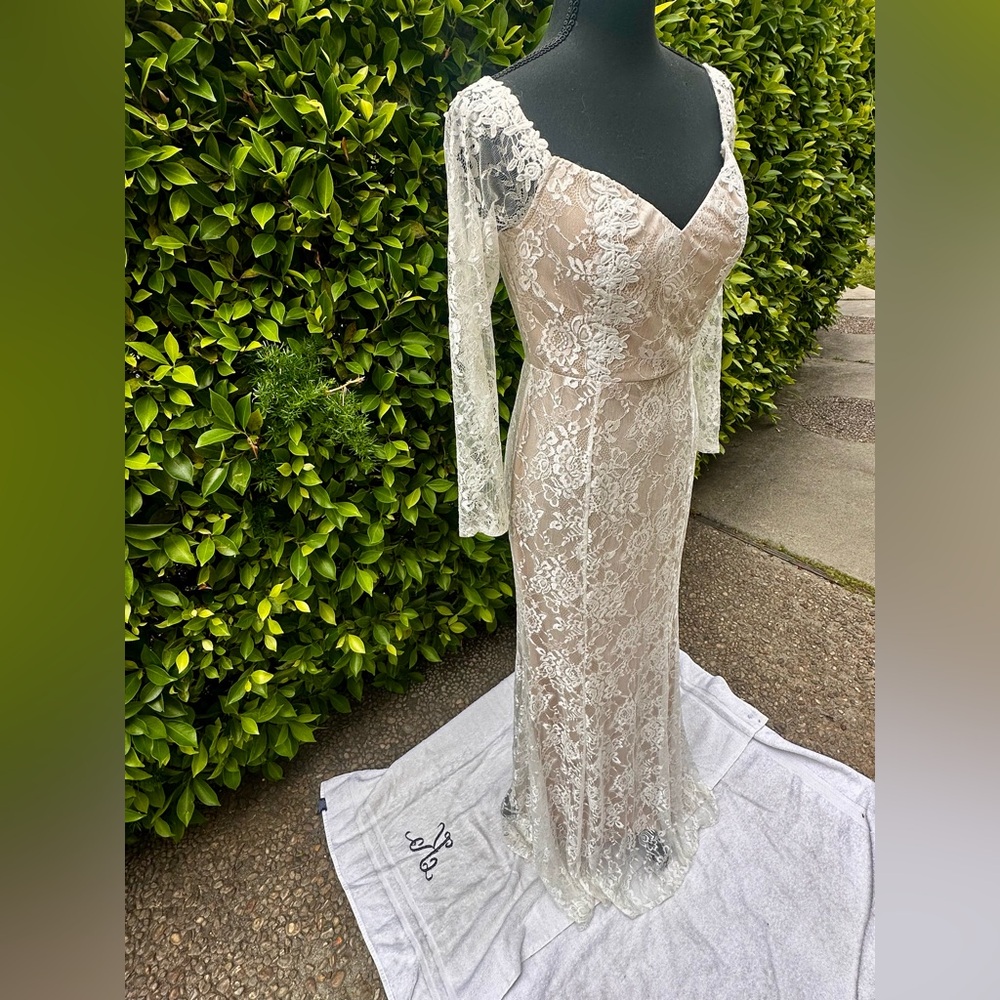 NWT Cream and white Wedding dress. - Picture 7 of 8